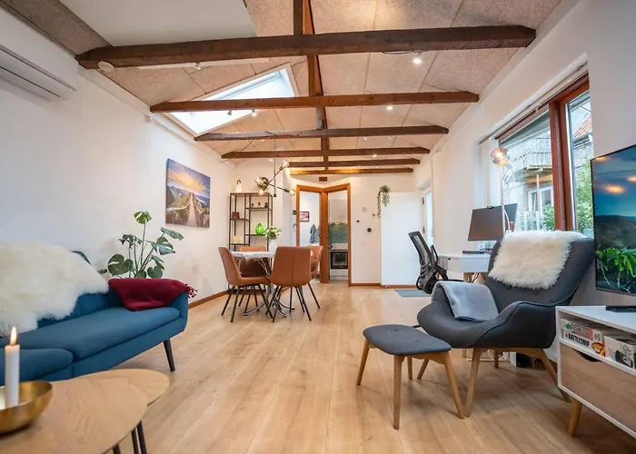 Skylight Lodge - Private Terrace, Free Parking & Walk To City